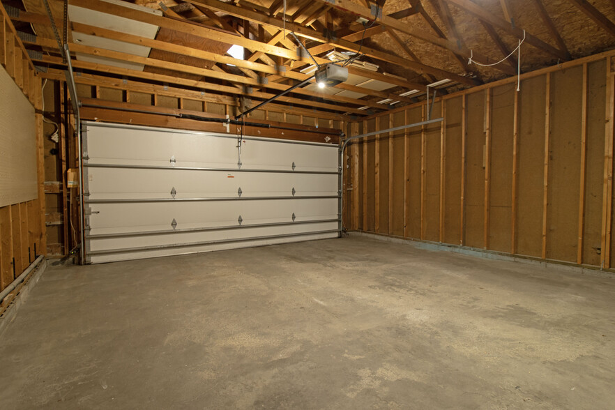 Building Photo - 6082 Kalland Cir NE