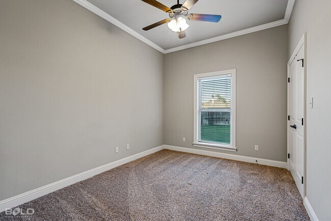 Building Photo - Beautiful 3 Bed 2 Bath Home Right Off of S...