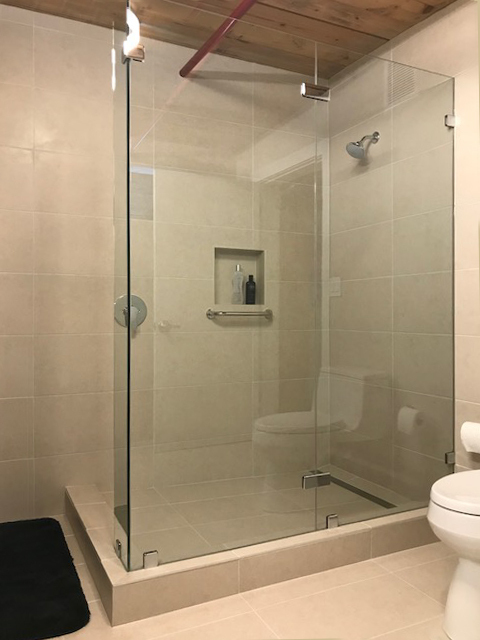 Glassed-in Shower - 170 Boulevard SE