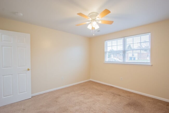 Building Photo - Great - 2 BEDROOM - Bright Open Floor Plan !!