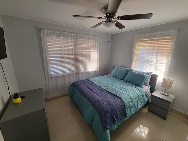 Building Photo - 1520 NE 33rd St