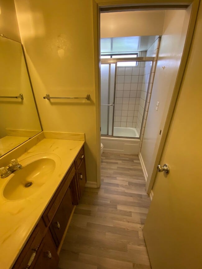 Building Photo - 2 Bedroom Condo in Gated Community!