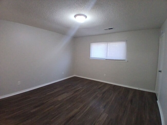 Building Photo - Spacious 3 Bedroom 2 Bath Duplex |  Open To Section 8