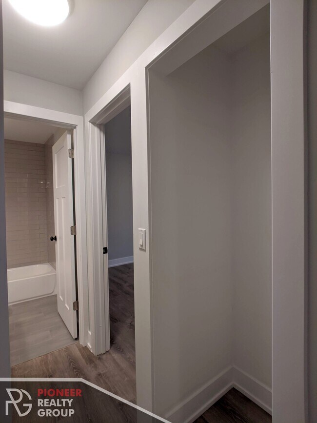 Building Photo - 530 W Surf St