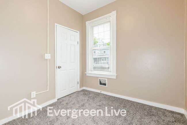 Building Photo - 446 N School St