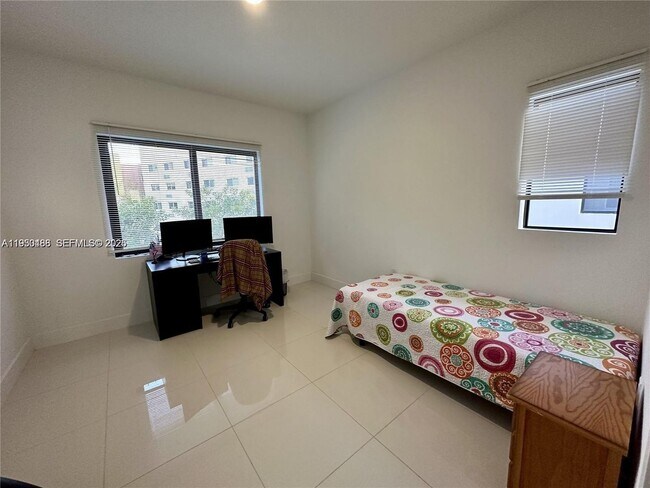 Building Photo - 306 NW 11th Ct