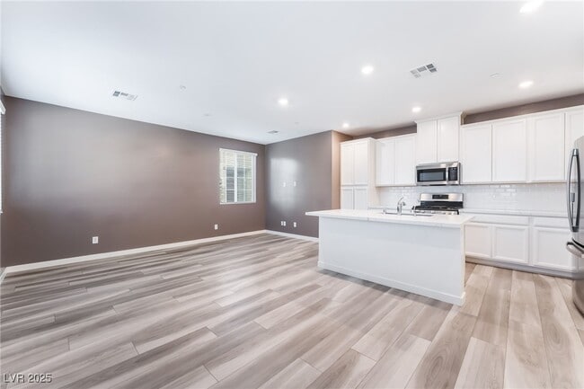 Building Photo - 5730 Sky Pointe Dr