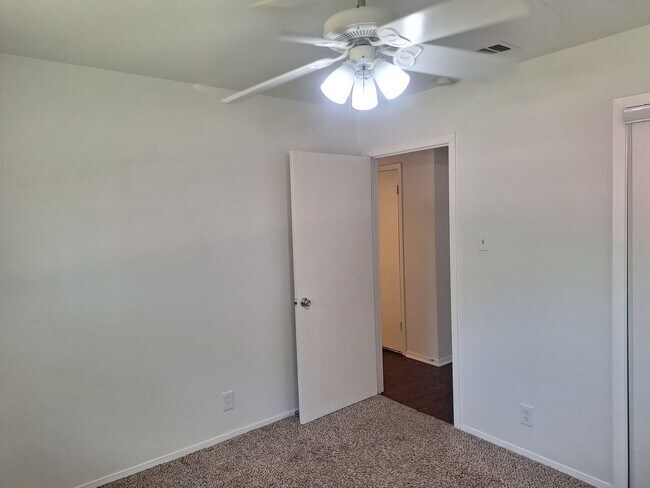 Building Photo - 513 Simmons Dr