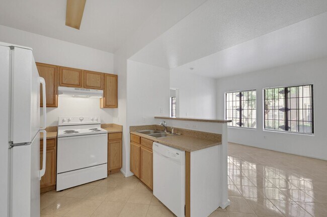Building Photo - 2 bedroom Townhouse