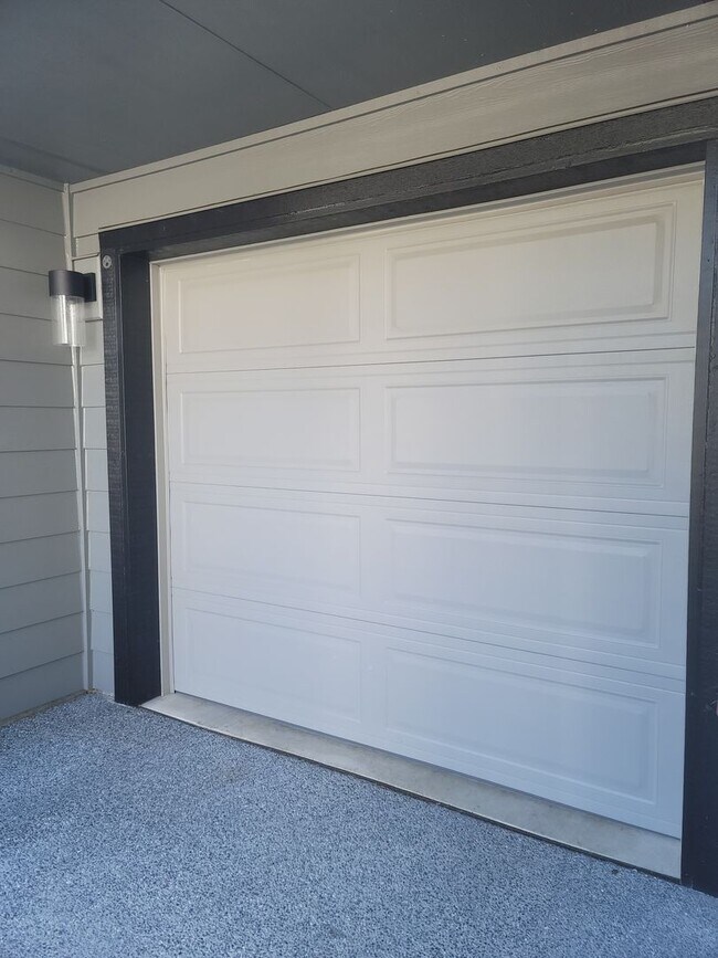 Building Photo - Stunning Tri Level 3/2.5 Townhome in the G...