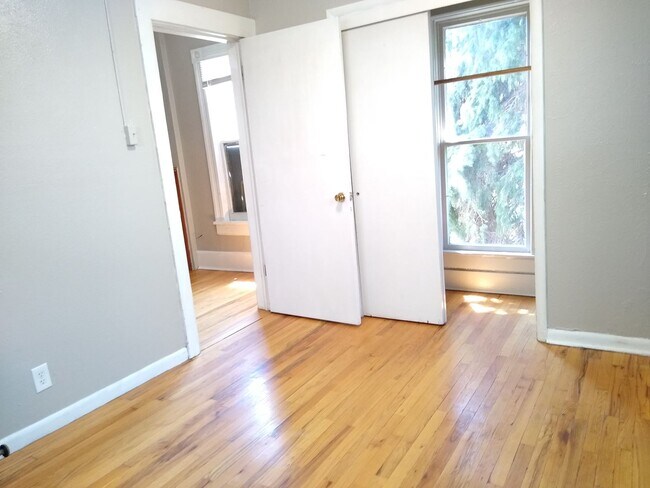 Building Photo - Top Floor 1 Bedroom in Historic Capitol Hill