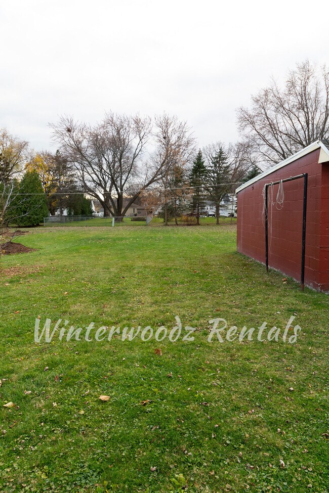 deep backyard - 1432 Porlier St