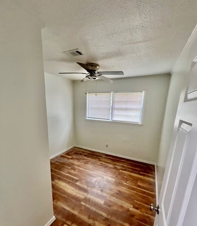 Building Photo - Moss Point 3 Bedroom