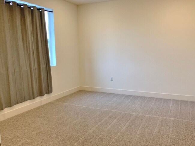 Building Photo - 4 Bedroom Home in Hollister