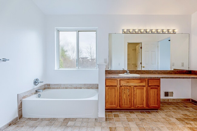 Building Photo - 1563 Scio Ridge Rd