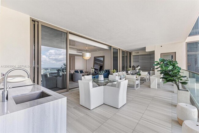 Building Photo - 17901 Collins Ave