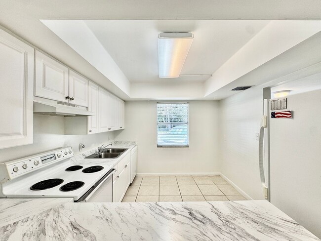 Building Photo - Charming 2 bed/ 2 bath in Royal Palm Villas