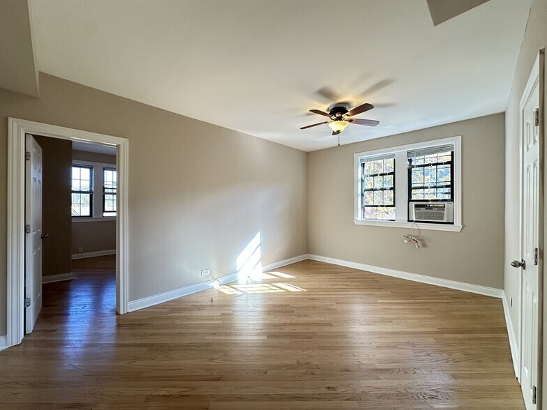 Building Photo - 901 Green Bay Rd