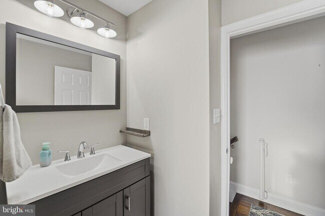 Building Photo - 38 Vine Way