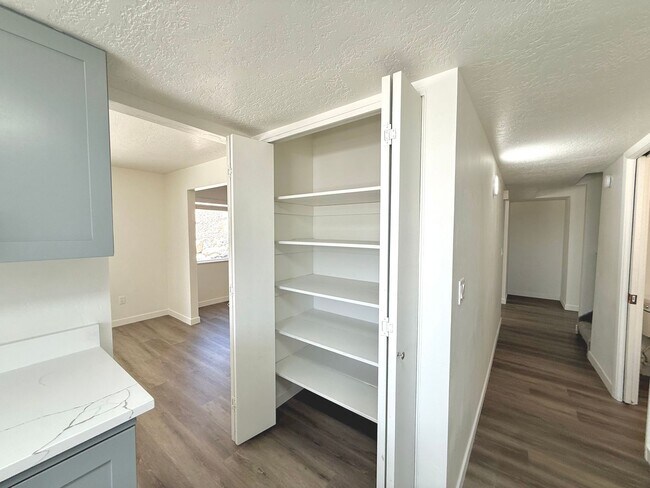Building Photo - Open House June 20th | 3 Bedroom Townhome in Holladay