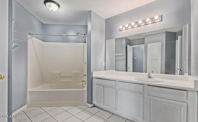 Building Photo - 280 S Elizabeth Way