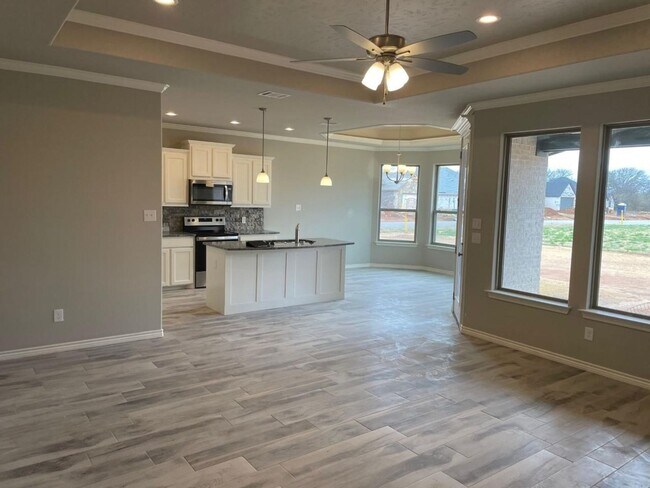 Building Photo - Newer Home in Grand Places