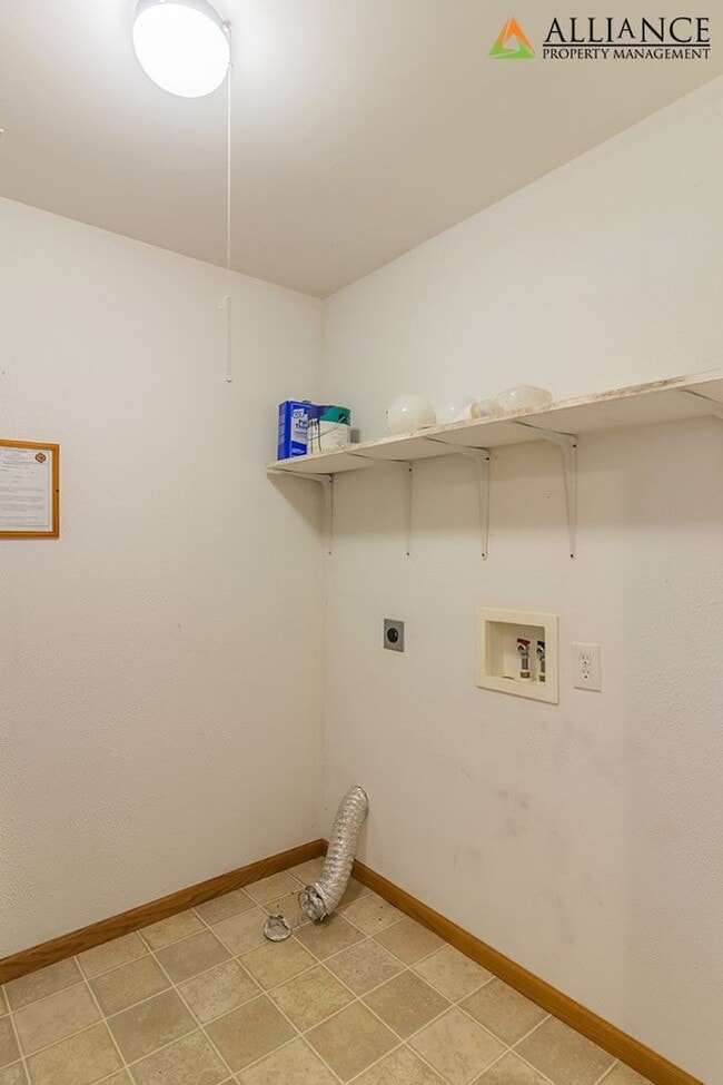 Building Photo - All appliances included, washer/dryer hookups!