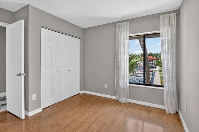 Building Photo - 301 Club Cir
