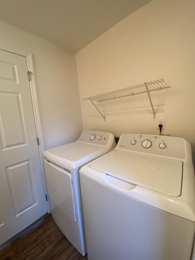 Building Photo - Nicely updated 3+ bedroom, 2 bath duplex-l...