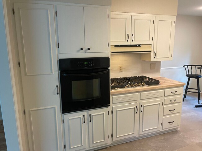 Building Photo - West Homewood: 5 Bedroom 3 Bath House with...