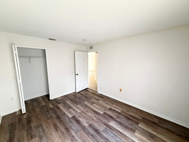 Building Photo - 10 Pinelynn Dr