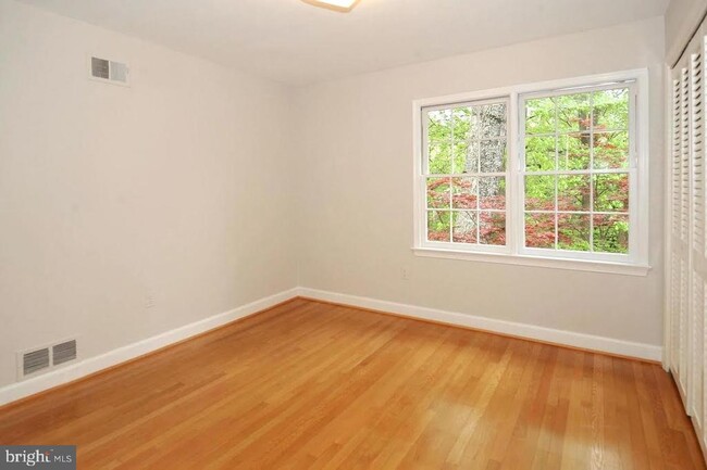Building Photo - 9401 Tobin Cir
