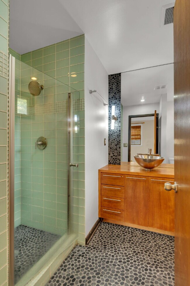 Building Photo - "Charming 3-Bedroom Haven with Gleaming Hardwood Floors in Vibrant Nashville Neighborhood!"