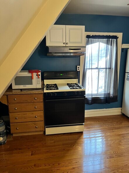 Kitchen - 136 E 9th St