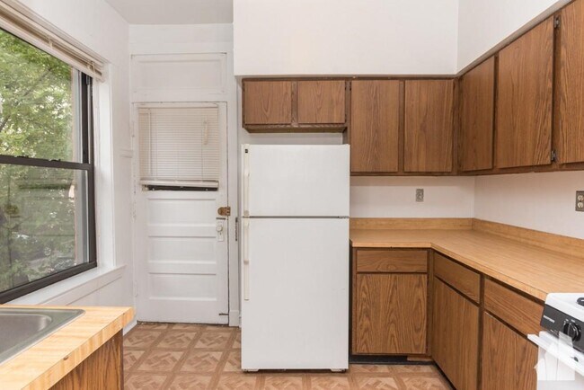 Building Photo - 1 bedroom in Chicago IL 60657