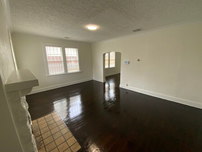 Building Photo - 920 N Auburndale St