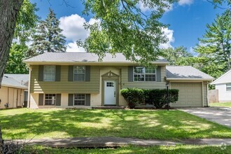 Building Photo - 4 BED / 2 BATH HOUSE IN URBANA W/ MANY UPD...