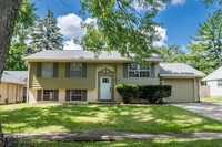 Building Photo - 4 BED / 2 BATH HOUSE IN URBANA W/ MANY UPD...