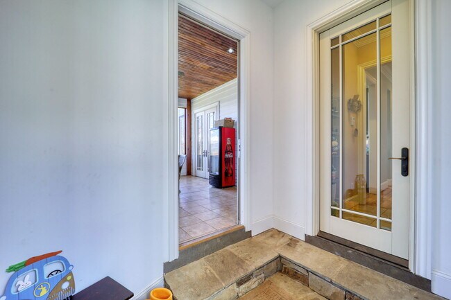 Building Photo - 137 N Ridge Ln