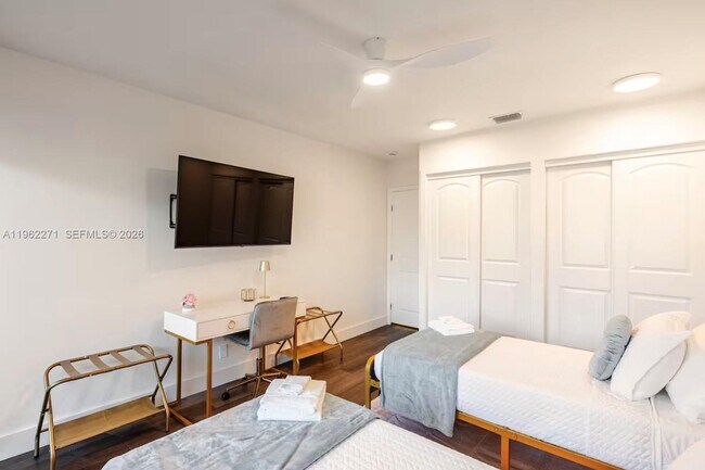 Building Photo - 636 Hibiscus Dr