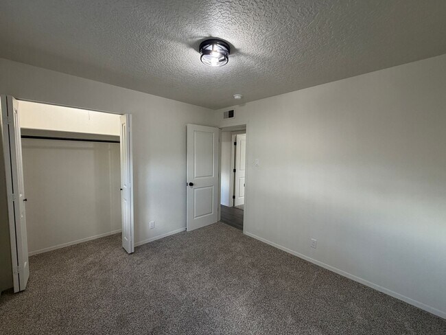 Building Photo - 3 Bedroom Single Story Home Available Near Unser Blvd NW & Paradise Blvd NW!