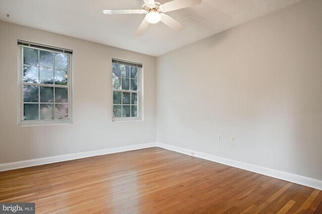 Building Photo - Spacious 1BR/1BA in Fabulous Cathedral Hei...