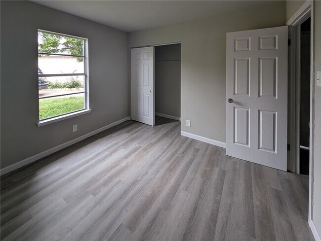 Building Photo - 3153 Baybrook Dr