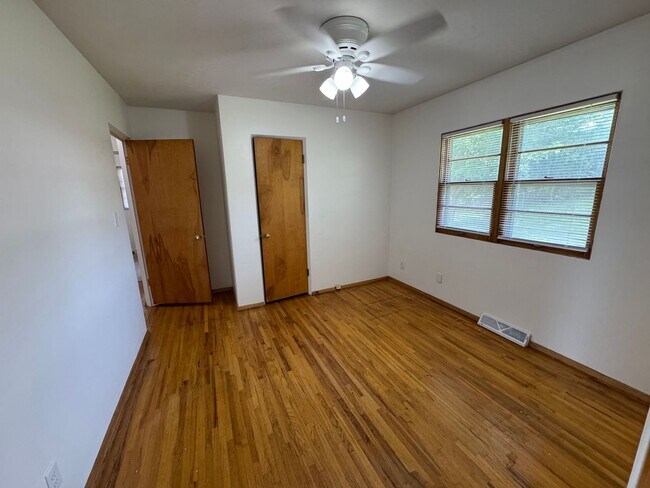 Building Photo - New Kitchen & Flooring! JUST LISTED!