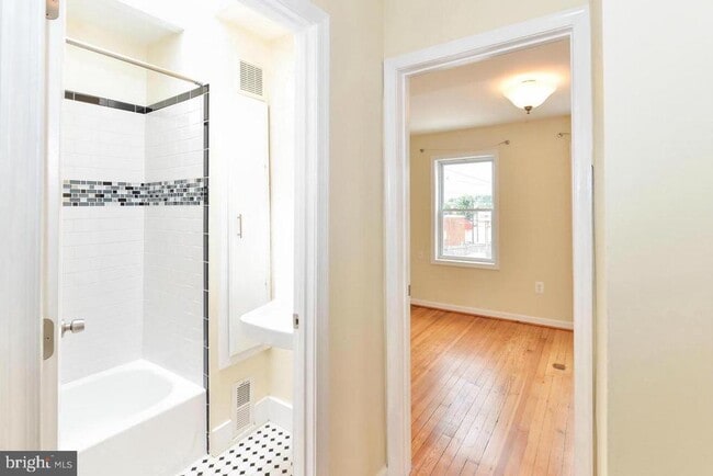 Building Photo - 1648 L St NE