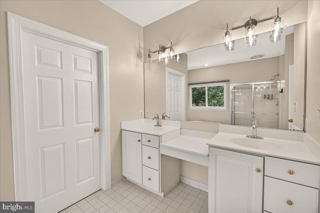 Building Photo - 6430 Bellevue Pl
