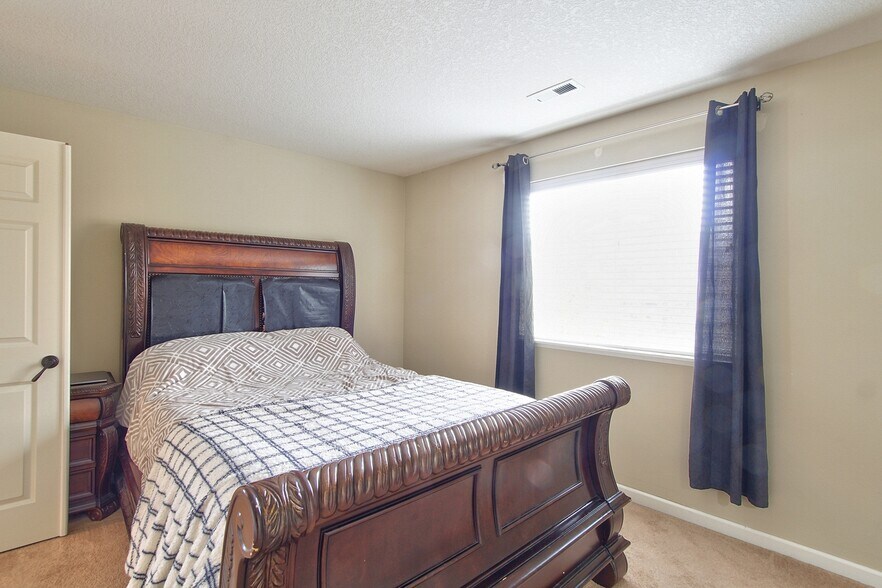 Building Photo - 17536 SW Parkway Ct