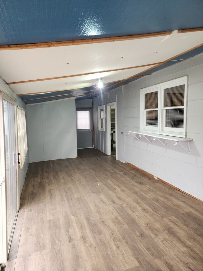 Building Photo - ~Applications Pending~ 2 bedroom, 1 bath Home for Rent