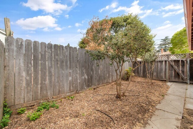 Building Photo - Upper Dimond/Lincoln Highlands Wonderful Craftsman Home!