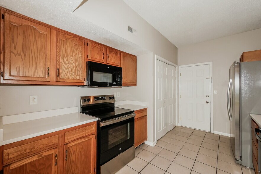 Building Photo - 7204 Parklake Pl